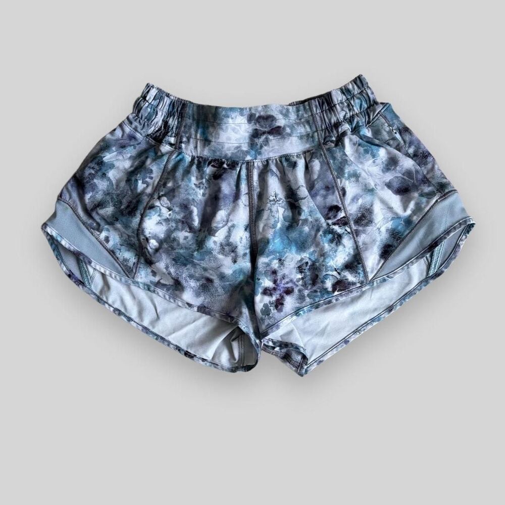 Lululemon Hotty Hot 2.5” Shorts Size 2 Kaleidofloral Multi Blue Cast
